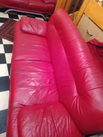 Gratis af te halen: Rode leren bank met gebruikerssporen