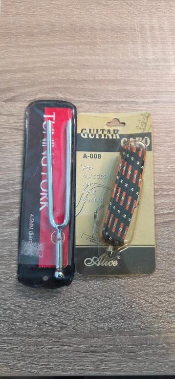 Gitaar capo en stemvork