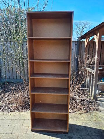 Oerdegelijke boekenkast - gratis af te halen!