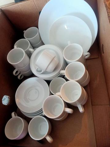 kleine kopjes met schoteltjes