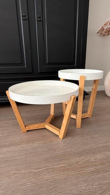 2 x bijzettafels, gratis goeie fles wit!