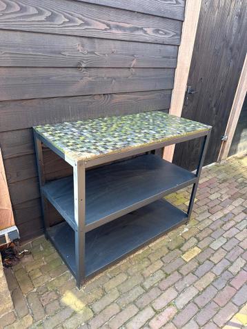 Leuk metalen rek met mozaïek blad