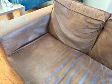 Stevige bruine leren bank met gebruikssporen