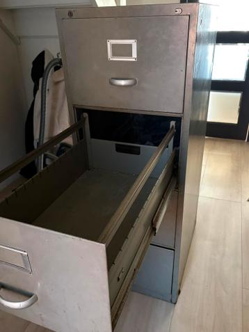 GRATIS Stalen archiefkast met 4 uitschuifbare laden