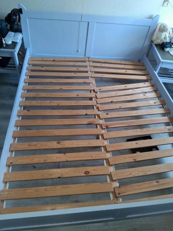 Gratis op halen: tweepersoonsbed met nachtkastjes