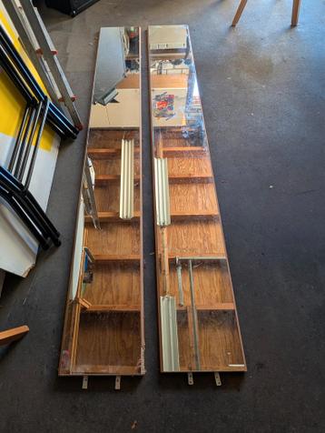 Twee grote spiegels met houten achterwand