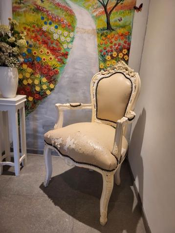Klassieke stoel, met vergane bekleding.