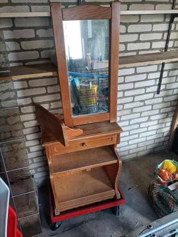 Gratis gangkastje met spiegel en wandplank