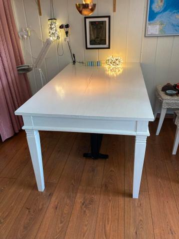 Gratis hagelwitte houten tafel 1.5m x 88.5 cm hoogte 75cm