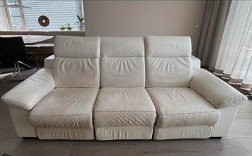 Leren witte bank met relaxfunctie. 1-2-3 maart gráág ophalen