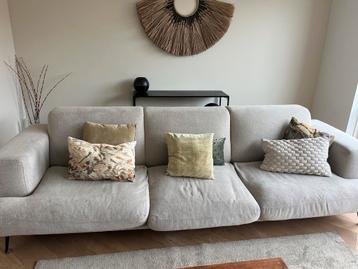 Stijlvolle grijze stoffen bank