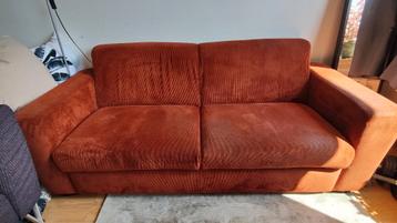 Gratis ophalen: 2-zits rode bank met ruime zitoppervlakken