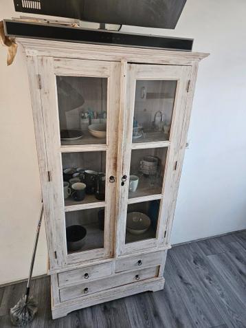 Vintage vitrinekast met glazen deuren