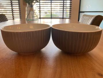 Gratis 2 taupe kleurige schaaltjes 13.5øx7cm hoog