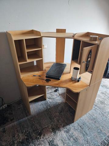 Bureau met opbergruimte