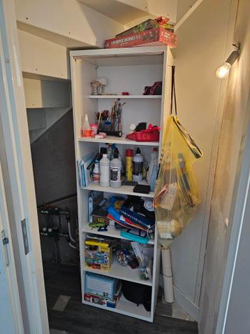 Witte boekenkast met planken