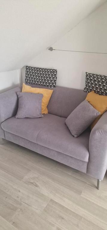 Lichtgrijs bankje met kussens - 152cm breed