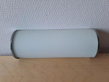 Moderne wandlamp met melkglas en LED