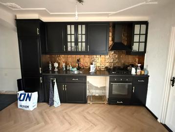 Zwarte IKEA keuken met inbouwapparatuur - Gratis!