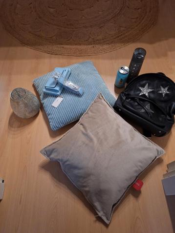 Diverse spullen: GRATIS! kussen, tas, drinkfles, lamp