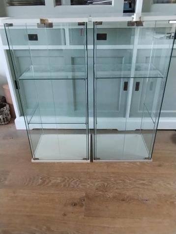 Gratis af te halen twee glazen vitrinekastjes