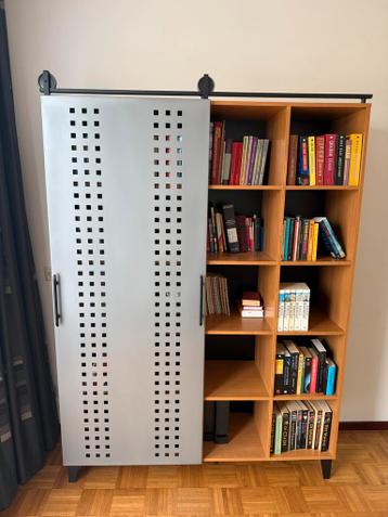 Gratis. Boekenkast met ijzeren schuifdeur - 140x200x43 cm