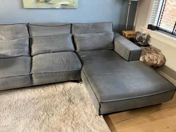 GRATIS:Grijze bank voorzien van lounge gedeelte