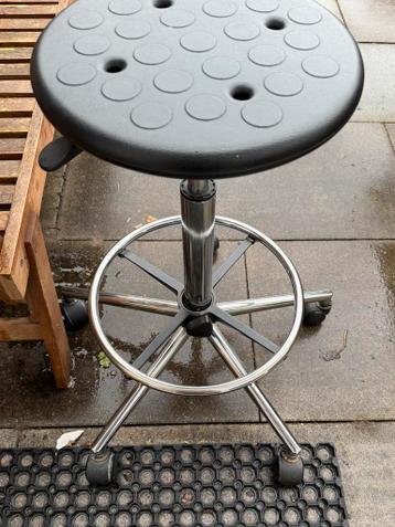 Gratis verstelbare bureaukruk met wieltjes