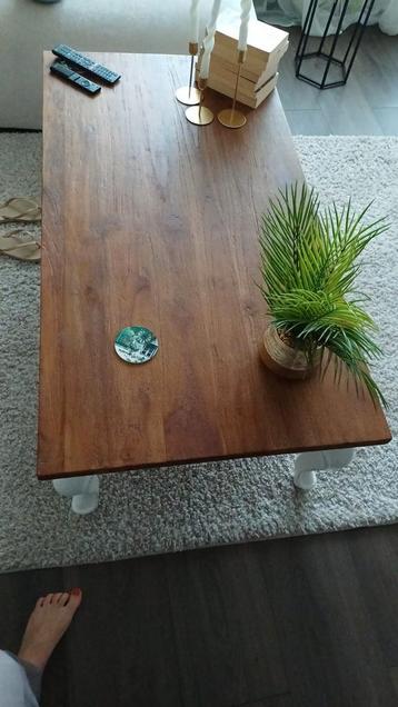 Houten salontafel met witte poten