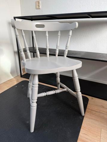 Gratis grijze houten stoel