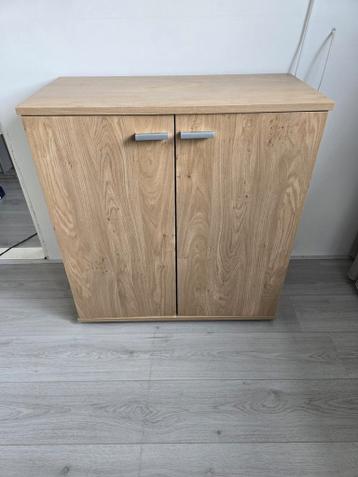 Houten kastje met deurtjes