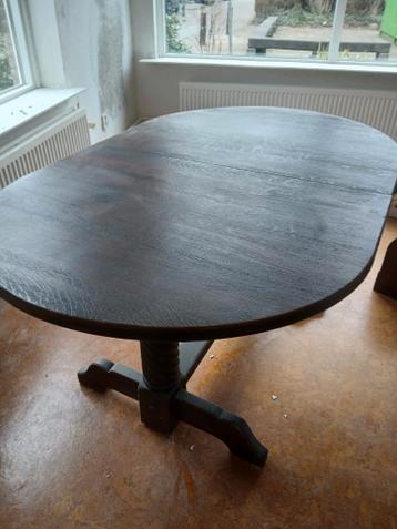 Robuuste eiken eettafel. Deze week gratis op te halen