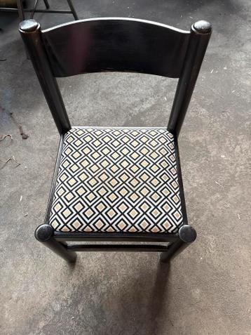 Gratis Houten Stoel met Stoffen Bekleding