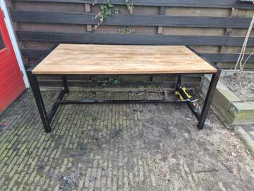 Gratis Houten eettafel met metalen frame