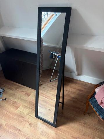 Stijlvolle Spiegel met Zwarte Lijst