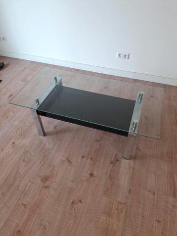 Moderne glazen salontafel met metalen poten