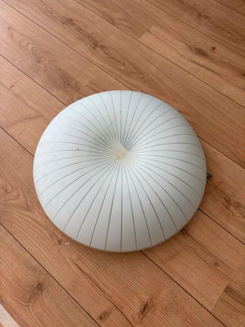 Gratis glazen plafondlamp met strak design