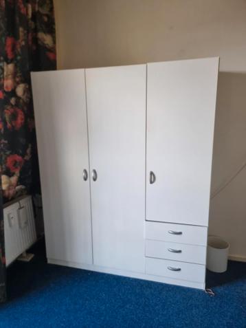 Mooie kledingkast - veel opbergruimte!