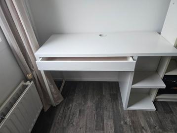 Gratis af te halen gebruikt bureautje