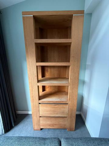 Houten kast met lades en planken