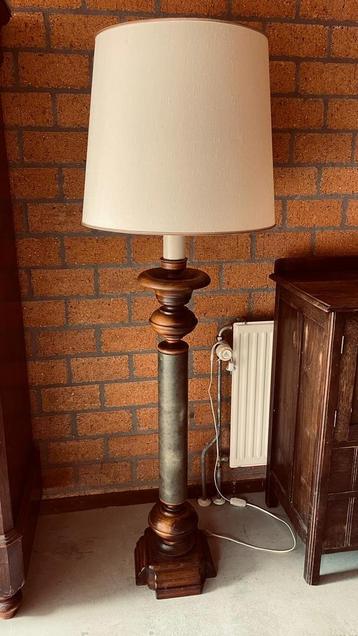 Houten lamp met afwijkende stekker