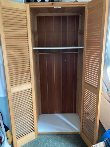 Houten kast met louvre deuren