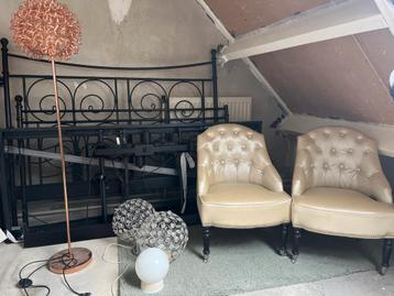 Gratis ophalen: Stoelen, bedframe. Lampen zijn weg!!!
