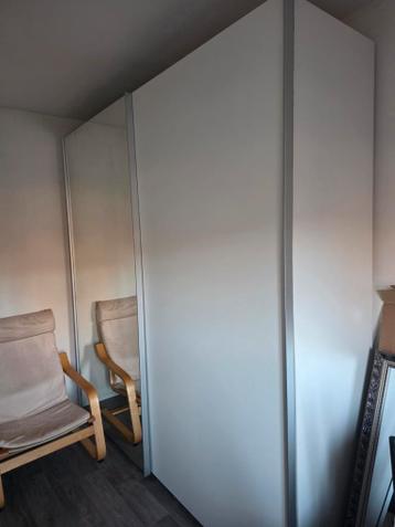 Grote kledingkast met schuifdeuren