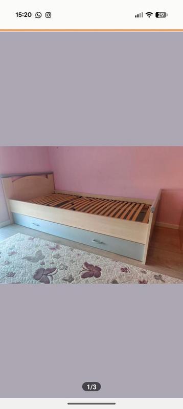 Houten eenpersoonsbed met lades