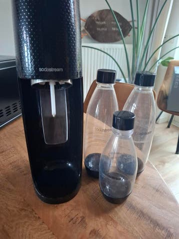 SodaStream met 2 grote, 1 kleine fles en 1 lege cilinder