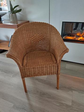 Vier rotan stoelen gratis op te halen