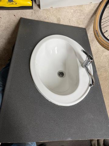 Gratis Keramische Ovale Wasbak met Kraan