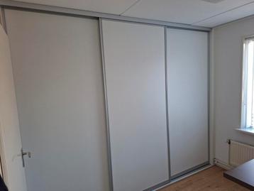 Inbouwkast met 3 schuifdeuren - Al uit elkaar!