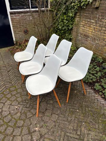 Gratis! Zes witte eetstoelen (kuipstoelen) - opknappers